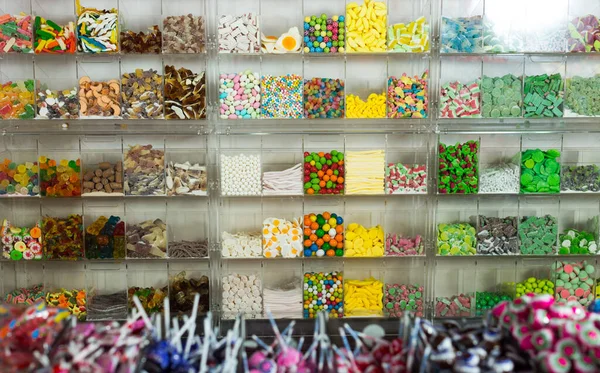 商店里按重量出售的不同形状和尺寸的糖果 — 图库照片