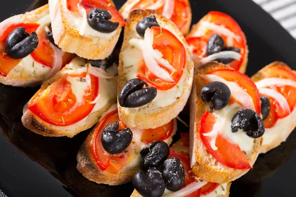 Heiße Sandwiches Mit Käse Tomaten Und Oliven Auf Schwarzem Teller — Stockfoto
