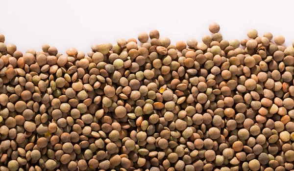 白表面上扁豆干种子的天然背景 健康饮食 — 图库照片