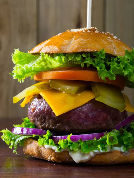 Nährstoffreicher Burger Mit Großem Fleischschnitzel Frischem Gemüse Und Salat — Stockfoto
