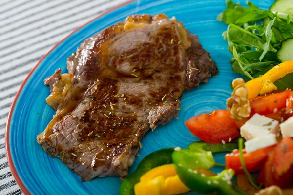 Roasted Veal Steak Vitamin Salad Arugula Cucumber Tomatoes Bell Pepper — Stock Photo, Image