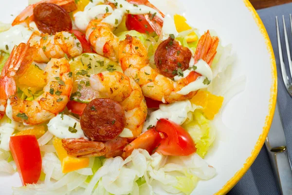Salad Lezat Dari Udang Panggang Dan Sosis Chorizo Dengan Campuran — Stok Foto