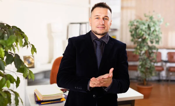Kaukasischer Geschäftsmann Anzug Steht Seinem Büro Und Blickt Die Kamera — Stockfoto