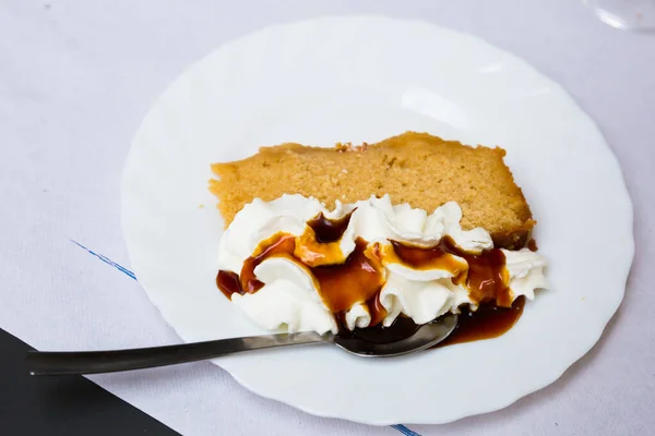 Snijd Smakelijke Zoete Spons Cake Met Delicate Mascarpone Crème Koffie — Stockfoto