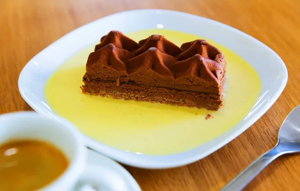 Delicioso Pastel Chocolate Con Salsa Plato Blanco Sobre Mesa Madera —  Fotos de Stock