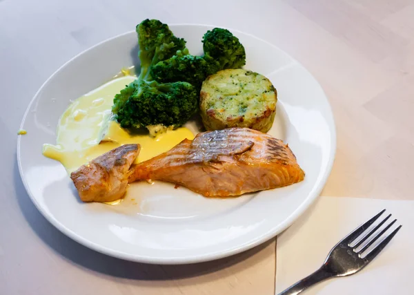 Leckeres Fischgericht Lachssteak Mit Brokkoli Und Ofenkartoffeln — Stockfoto