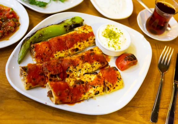 Egy Adag Beyti Kebab Grillezett Zöldségekkel Joghurttal Tálalva — Stock Fotó