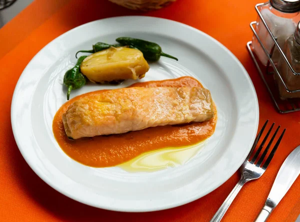 おいしい魚料理のプレート ピーマンとジャガイモとローストサーモンのスライス 高品質の写真 — ストック写真