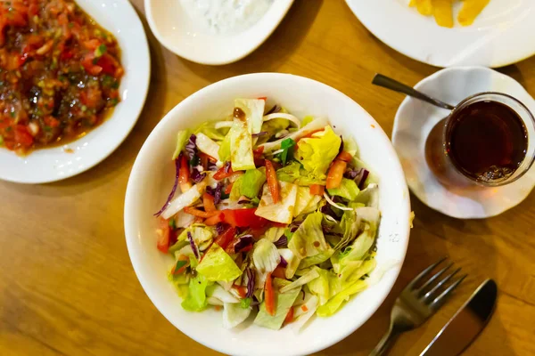 샐러드 상추와 도마도 샐러드 식당에서 식탁에 내놓는다 — 스톡 사진