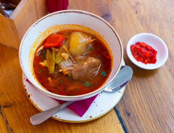 Orientalische Lagman Suppe Mit Lamm Und Gemüse Auf Einem Holztisch — Stockfoto