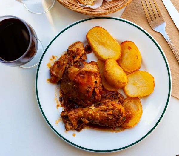 Deliciosos Pedaços Frango Cozidos Com Legumes Servidos Prato Com Acompanhamento — Fotografia de Stock