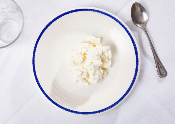 盘子里的美味新鲜凝乳乳酪 — 图库照片