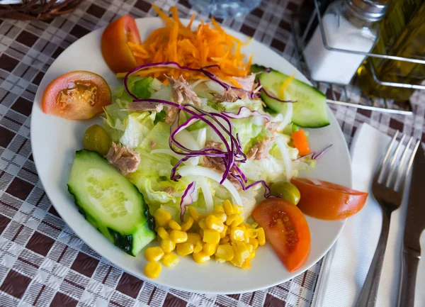 Salat Mit Gemüse Gekochten Karotten Mais Und Salat Mischen Niemand — Stockfoto