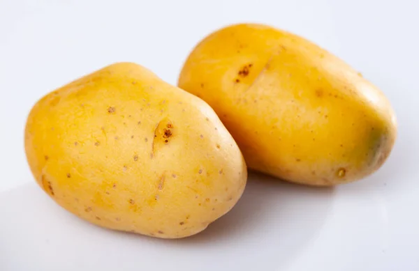 Två Unga Potatis Över Vit Bakgrund Färska Grönsaker — Stockfoto