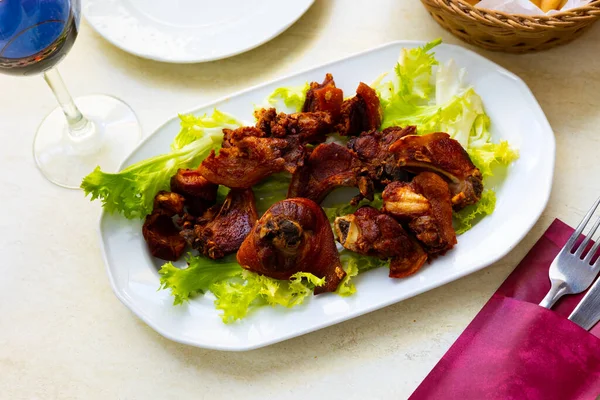 Carne Porco Torrada Mediterrânea Tradicional Com Batatas Fritas — Fotografia de Stock