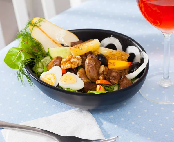 Delicious Salad Chicken Hearts Peach Pear Fried Cheese Quail Eggs — Stock Photo, Image