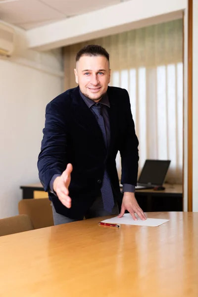 Adamı Modern Ofisteki Müzakere Masasında Sıkışmak Için Elini Uzatıyor — Stok fotoğraf