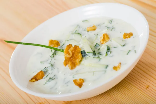 Traditionele Bulgaarse Koude Groentesoep Tarator Met Komkommer Walnoten Knoflook Yoghurt — Stockfoto