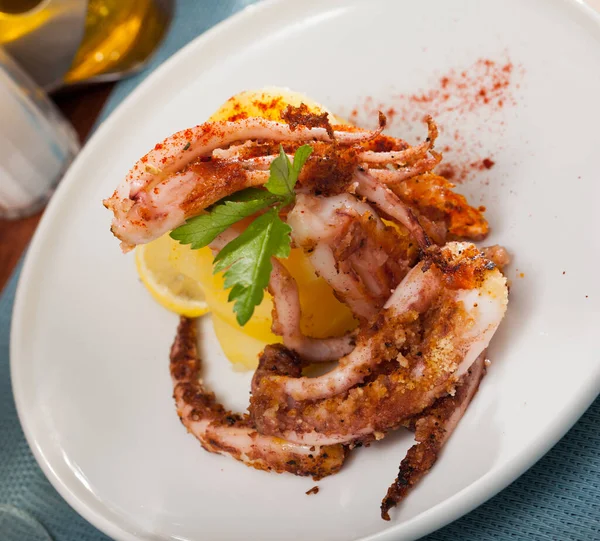Fried Spicy Tentacles Squid Served White Plate Potatoes Lemon Slices — Stock Photo, Image