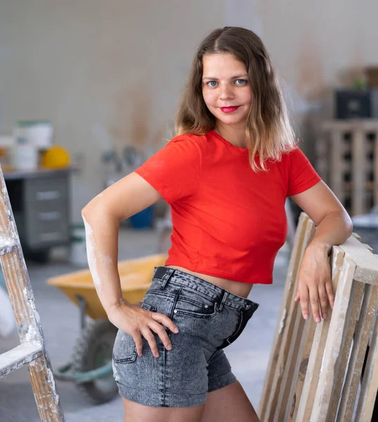 Verspielte Junge Frau Rotem Shirt Und Jeanshose Posiert Renoviertem Zimmer — Stockfoto