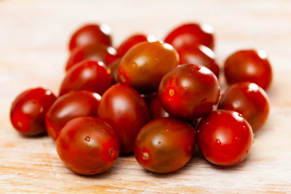 Tomat Ceri Organik Segar Atas Meja Kayu — Stok Foto