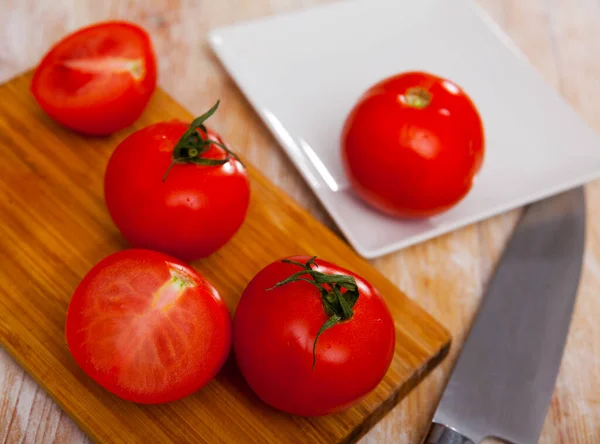 厨房木桌上新鲜多汁的有机西红柿 — 图库照片