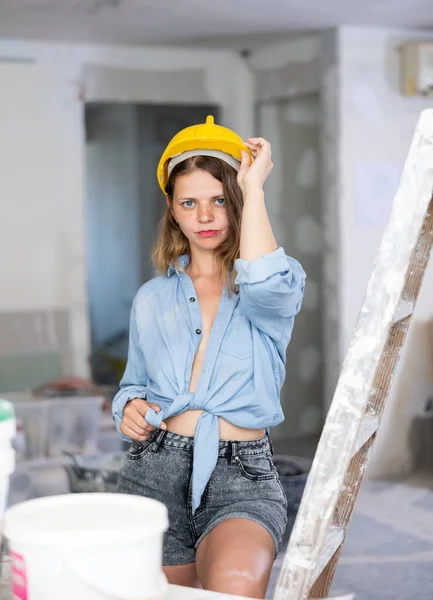 Porträt Einer Begehrenswerten Sexy Frau Die Auf Einer Baustelle Posiert — Stockfoto