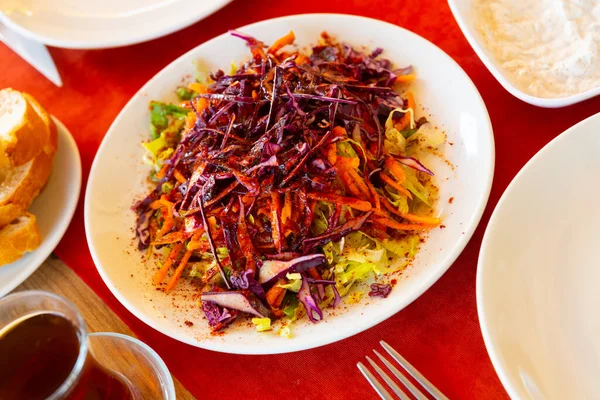 Traditional Turkish Kebab Salad Shredded White Red Cabbage Carrots Dressed —  Fotos de Stock