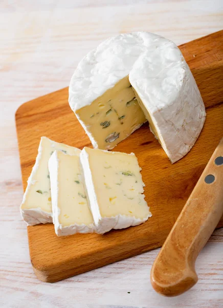 木の板に型が付いた青いチーズのスライスのイメージは — ストック写真