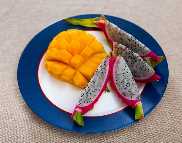 Two Pieces Ripe Mango Thin Pieces Pitaya Served Plate — Stock Photo, Image