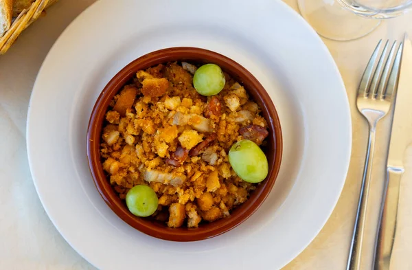 Talíř Typickými Španělskými Pokrmy Migas Pastevci Typická Španělská Kuchyně — Stock fotografie