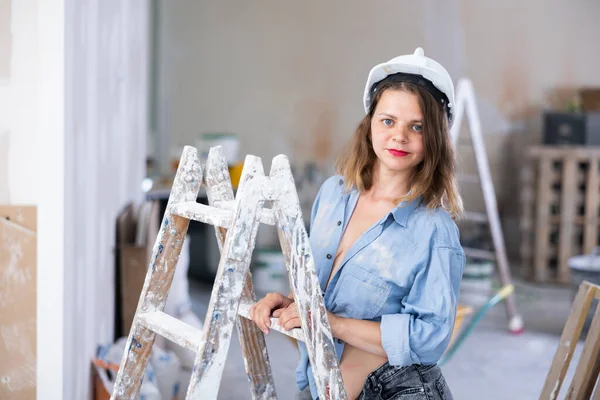 Junge Verführerische Frau Aufschlussreicher Kleidung Und Hut Posiert Während Reparaturarbeiten — Stockfoto