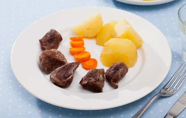 Концепция Питания Здоровья Мясо Телятины Овощным Гарниром Вареного Картофеля Моркови — стоковое фото