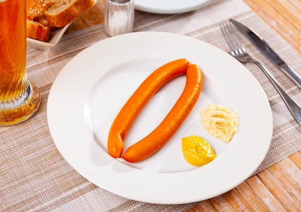 Wiener Würstchen Mit Meerrettich Und Senf Auf Dem Tisch — Stockfoto