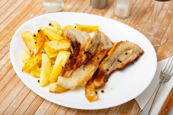 Soczysty Pieczony Boczek Wieprzowy Podawany Smażonym Ziemniakiem Obiad Mączka Domowej — Zdjęcie stockowe