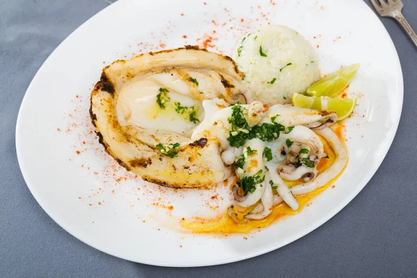 Grilled Squid Served Boiled Rice Lime Garnished Chopped Herbs — Stock Photo, Image