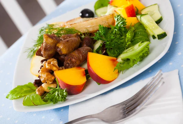 Plate Delicious Salad Fried Chicken Hearts Fried Cheese Slices Pears — Stock Photo, Image