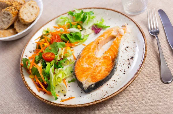 Köstlicher Gebackener Lachs Mit Salat Und Gemüse Auf Dem Teller — Stockfoto