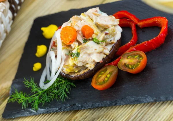 Kızarmış Patlıcan Halkalı Tavuk Salatası Taze Sebzelerle Servis Edilir — Stok fotoğraf