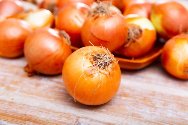 Fresh Onions Lying Wooden Surface Close Image — Stock Photo, Image