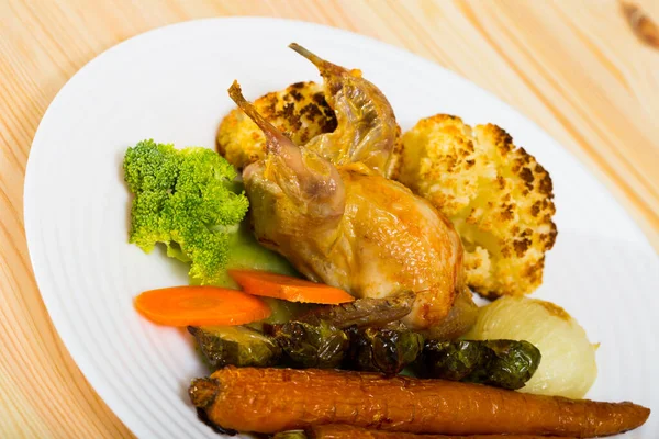 Broiled Quail Honey Mustard Sauce Garnish Baked Cauliflower Brussels Sprout — 图库照片