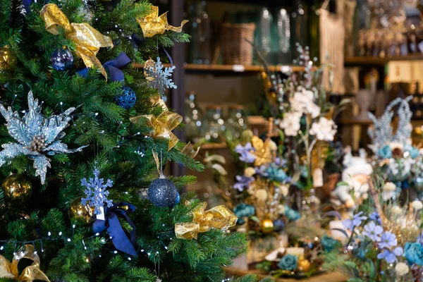 Blumenladen Vorabend Von Weihnachten Verkauf Von Weihnachtsschmuck Für Den Weihnachtsbaum — Stockfoto