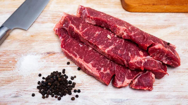 Nahaufnahme Von Marmorierten Rindfleischstücken Auf Holztisch — Stockfoto