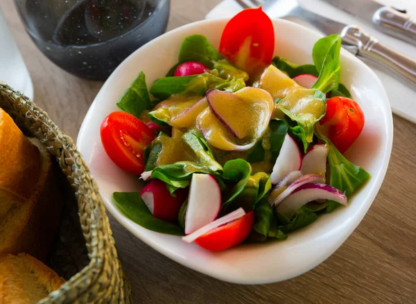 Yeşillik Soğanlı Düşük Kalorili Sebze Salatası Fransız Mutfağı — Stok fotoğraf