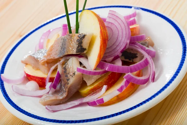 Beyaz Tabakta Servis Edilen Patates Soğanlı Orta Pişmiş Ringa Balığı — Stok fotoğraf