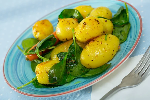 Healthy Eating Baked New Potatoes Served Spinach Leaves Carrots — Stock Photo, Image