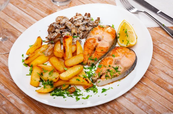 Plate Roasted Red Fish Steaks Served Greens Potato Mushrooms Slice — Stock Photo, Image
