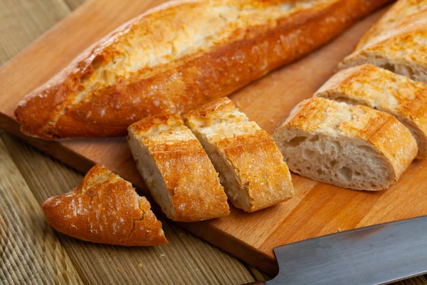 Целый Нарезанный Свежий Французский Хлеб Багета Деревянном Столе — стоковое фото