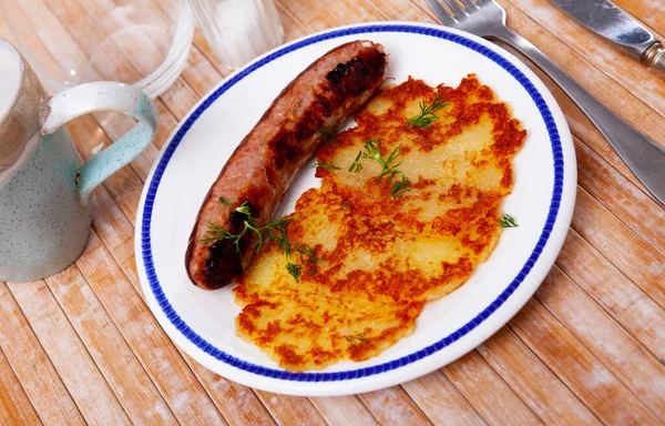 벨라루스의 요리는 생감자로 드라니 키이며 돋우는 소시지와 식탁에 놓는다 — 스톡 사진