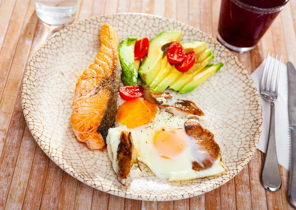 健康的晚餐 烤鲑鱼片 成熟鳄梨 樱桃西红柿和煎蛋 — 图库照片